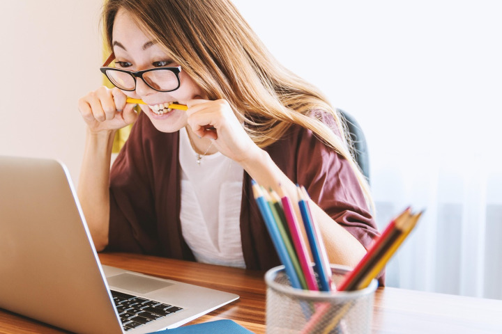 medical students studying online
